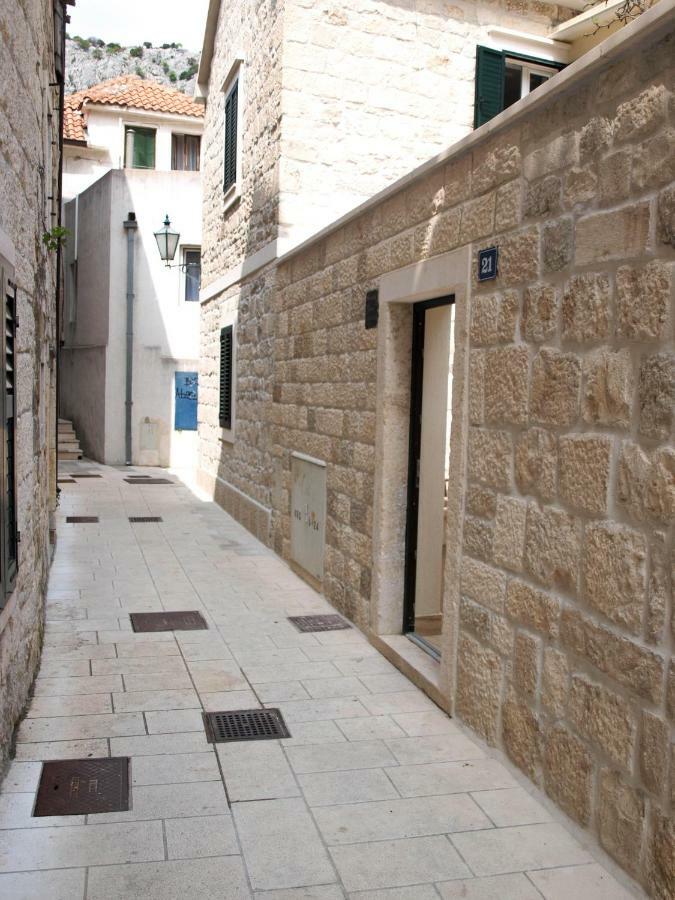 House Nataniel In Omis Near Sea Apartment Exterior photo